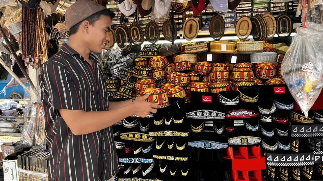 Omzet penjualan peci di Banda Aceh meningkat drastis hingga Rp4 juta per hari selama Ramadan 1446 H, meskipun mengalami penurunan dibandingkan tahun sebelumnya.