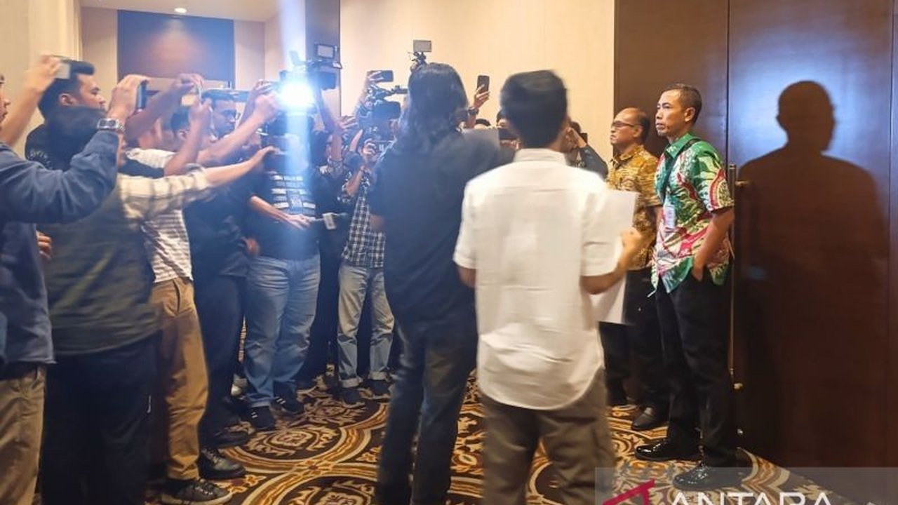 Koalisi masyarakat sipil memprotes pembahasan tertutup RUU TNI yang dinilai bermasalah dan berpotensi melemahkan demokrasi serta HAM di Indonesia.