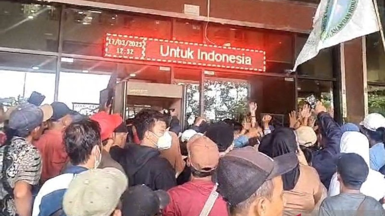 Pemkot Jakbar melakukan mediasi terkait aksi unjuk rasa warga Kampung Kebon Sayur yang menolak penggusuran rumah mereka; pemilik lahan diminta turut serta dalam mediasi untuk mencari solusi.