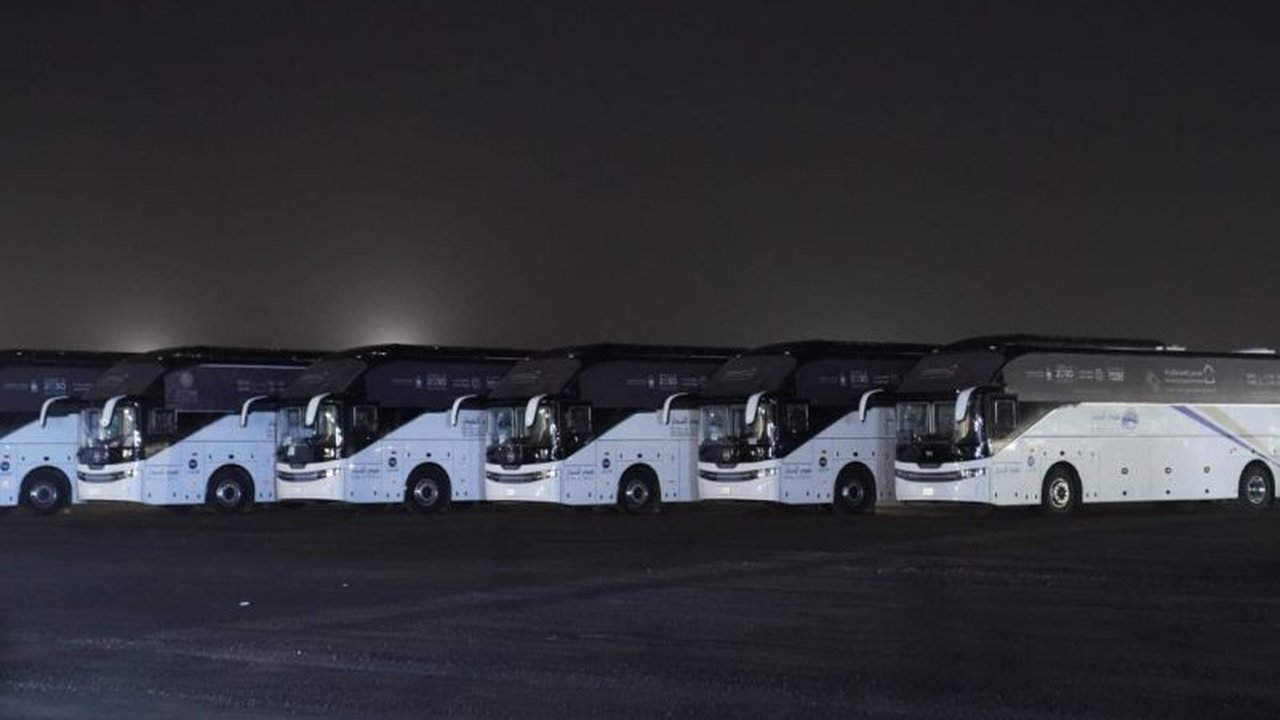 BPKH Limited meluncurkan 60 bus baru untuk meningkatkan kenyamanan dan efisiensi transportasi jamaah haji dan umrah Indonesia di Arab Saudi, menandai langkah strategis dalam pengelolaan keuangan haji.