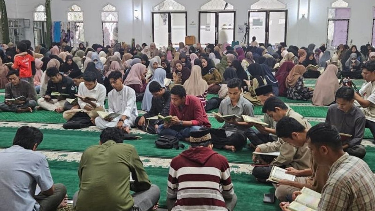 UIN Ar-Raniry Banda Aceh menggelar khatam Al-Quran massal dalam rangka memperingati Nuzulul Quran dan mendukung program nasional Indonesia Khataman Al-Quran.