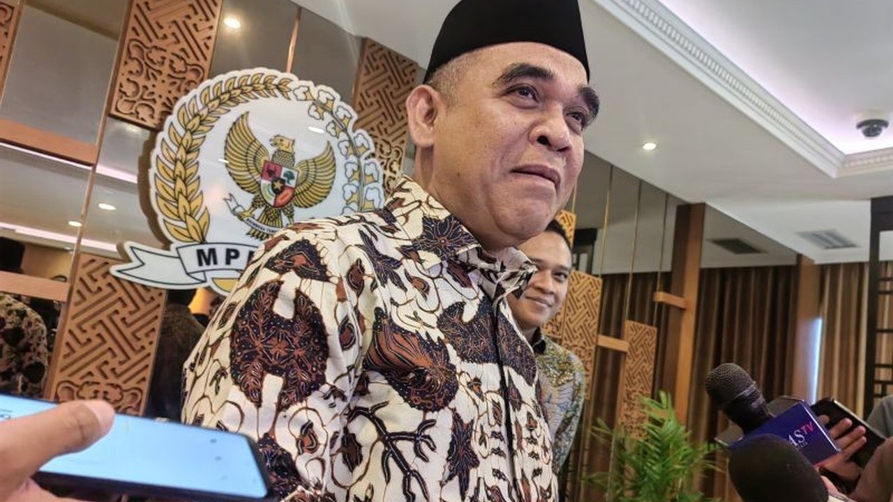 Ketua MPR RI, Ahmad Muzani, mengusulkan revisi UU TNI untuk menyesuaikannya dengan perkembangan zaman, termasuk kemungkinan perpanjangan usia pensiun prajurit.