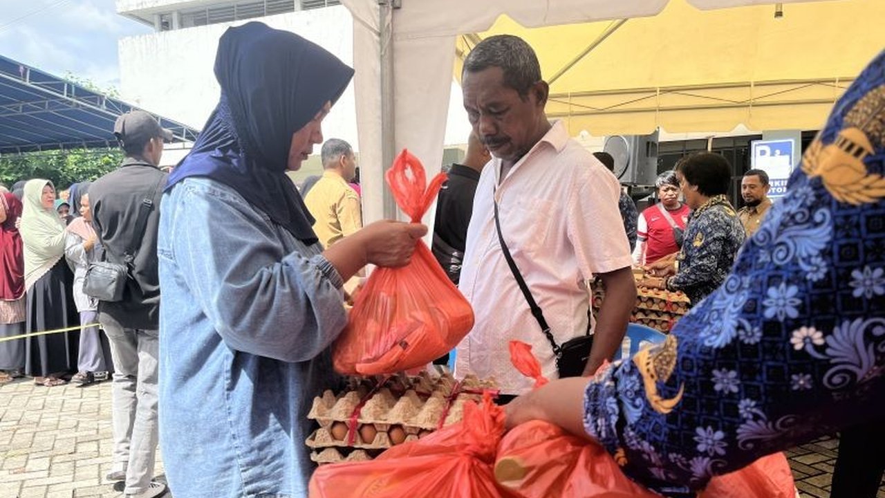 Pemerintah Kota Ambon menggelar pasar murah di dua lokasi untuk membantu warga mendapatkan bahan pokok dengan harga terjangkau menjelang Lebaran 2025.