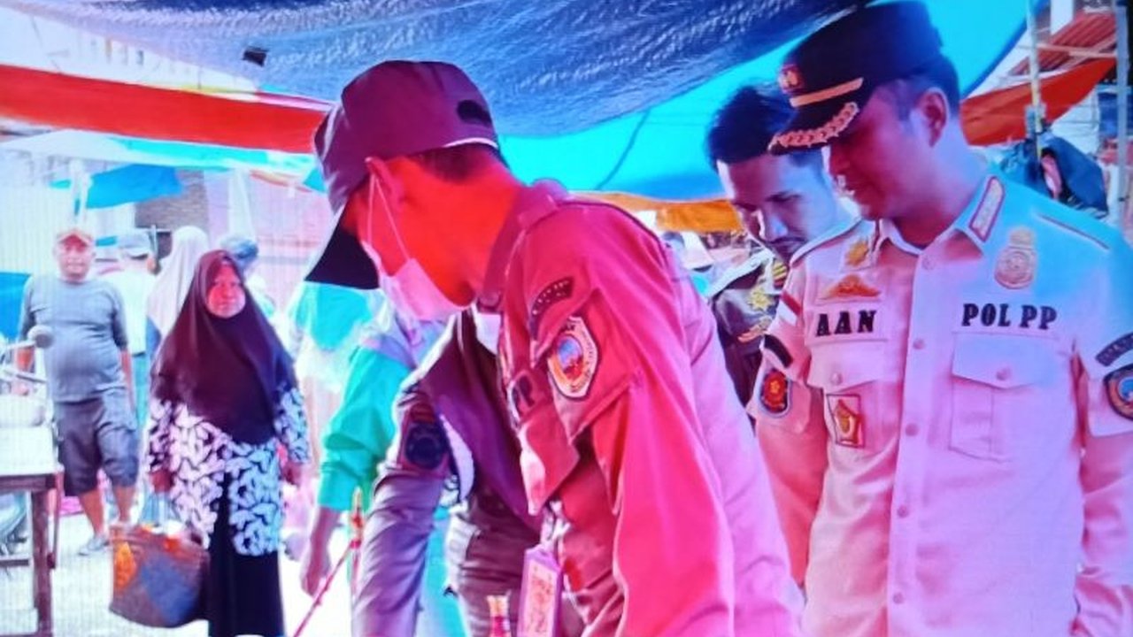 Satpol PP Pasaman, dibantu pemerintah nagari dan kecamatan, berhasil menyita ribuan petasan berbagai jenis dan memberikan pembinaan kepada pedagang yang melanggar aturan selama Ramadhan.