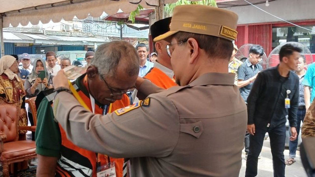 Dinas Perhubungan Kota Jambi berencana menerapkan sistem pembayaran parkir nontunai melalui QRIS kepada 479 juru parkir pada Mei 2025 untuk meningkatkan pendapatan daerah dan mengurangi pungutan liar.