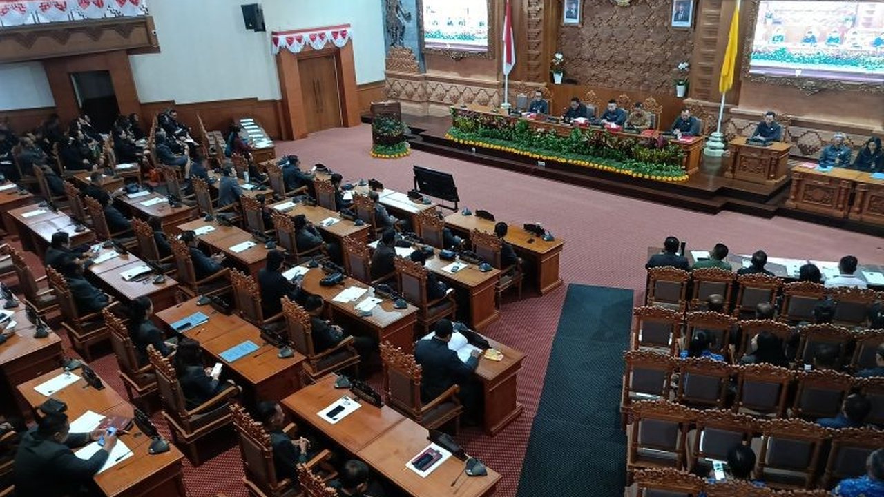Seluruh Fraksi DPRD Kota Denpasar menyetujui RPJMD 2025-2029, fokus pada pembangunan Kota Kreatif Berbasis Budaya dengan lima misi utama, serta berbagai saran dan dukungan dari fraksi-fraksi.