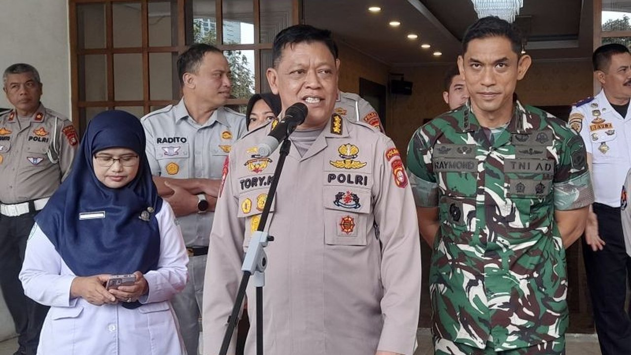 Polda Metro Jaya siapkan 4000 personel gabungan Polri, TNI, dan Pemda untuk mengamankan Operasi Ketupat Jaya 2025 selama mudik Lebaran, dengan fokus pada 100 titik pos pengamanan di Jakarta dan sekitarnya.