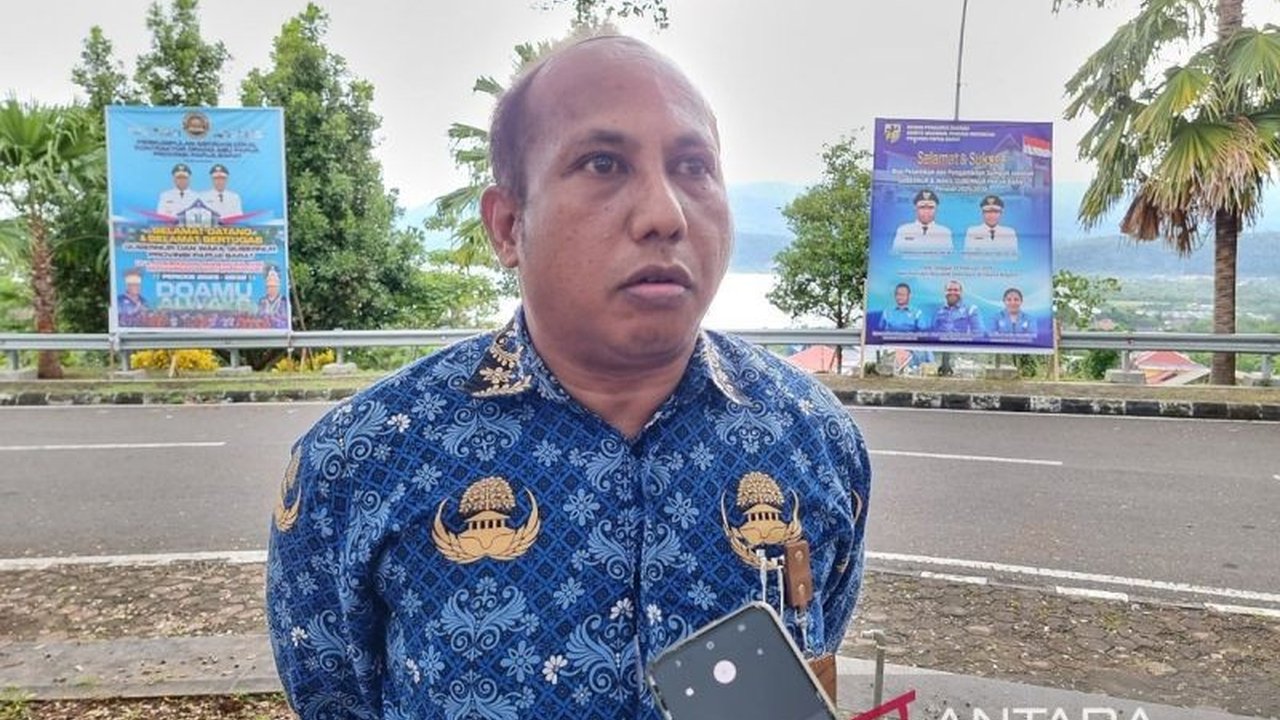 Pemerintah Provinsi Papua Barat mengalokasikan Rp1 miliar untuk penanaman lebih dari 10 ribu bibit mangrove di Teluk Bintuni, Teluk Wondama, dan Kaimana pada tahun 2025 guna mengurangi emisi karbon dan mendukung ekowisata.