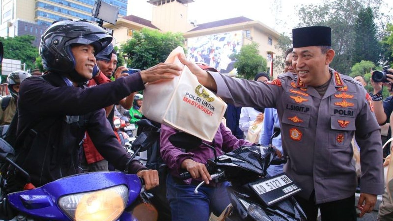 Kapolri Jenderal Listyo Sigit Prabowo bersama wartawan membagikan 2000 takjil di Mabes Polri, Jakarta Selatan, mendoakan kelancaran mudik Lebaran 2025.