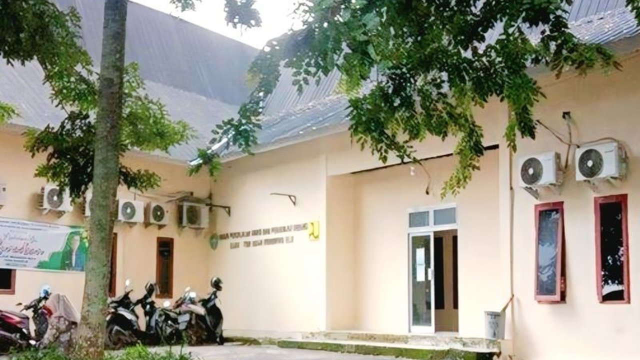 KPK melakukan OTT terhadap Kepala Dinas PUPR OKU, tiga anggota dewan, dan dua kontraktor;  uang tunai dan mobil mewah disita sebagai barang bukti dugaan korupsi proyek senilai Rp35 miliar.