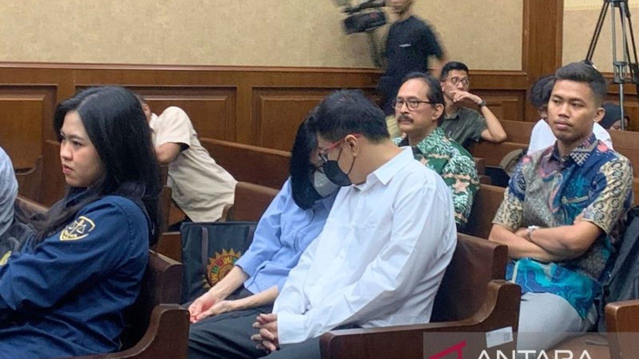 Ronald Tannur, terpidana pembunuhan, hadir sebagai saksi dalam sidang kasus dugaan suap dan gratifikasi yang melibatkan mantan pejabat Mahkamah Agung, Zarof Ricar.