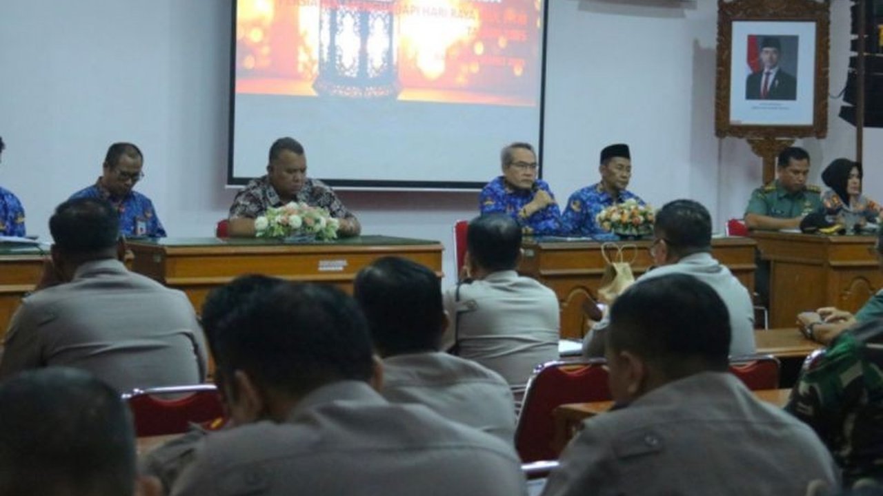 Pemkab Bantul gelar rapat kerja, siapkan langkah strategis antisipasi lonjakan arus mudik Lebaran 2025, termasuk pengaturan lalu lintas, keamanan, dan pelayanan kesehatan.