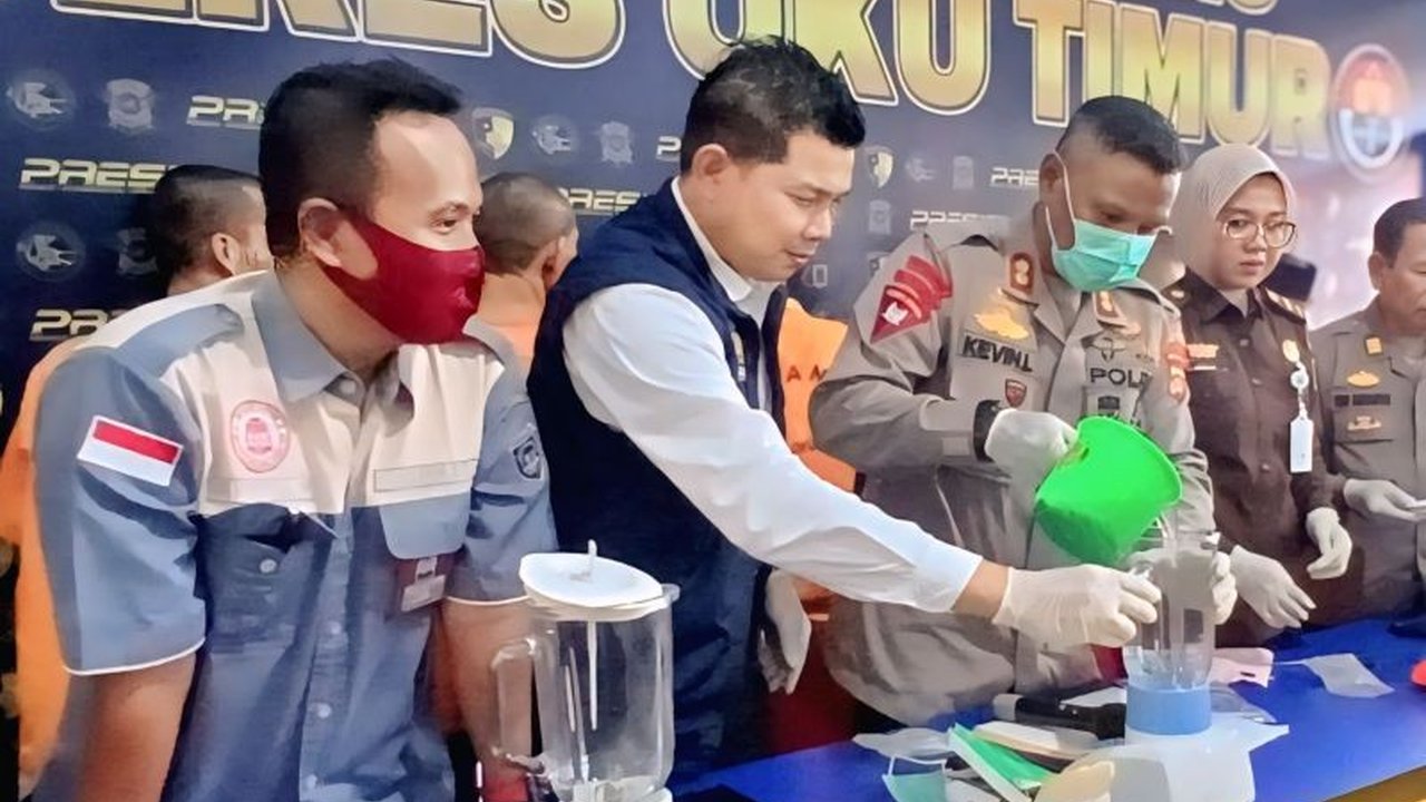 Polres OKU Timur, Sumatera Selatan memusnahkan 823 butir pil ekstasi dan ratusan botol minuman keras hasil Operasi Pekat Musi 2025, sebagai bentuk transparansi dan pencegahan penyalahgunaan.