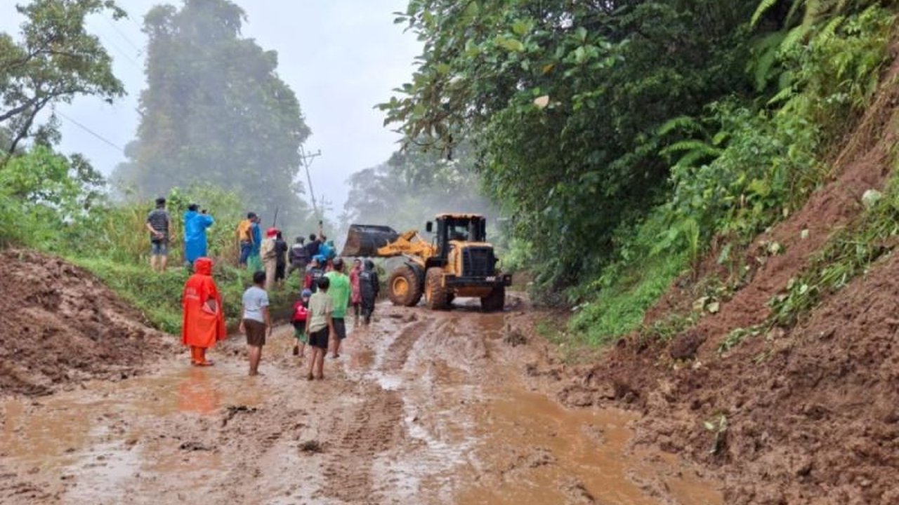 Jalan lintas Bengkulu-Sumatera Selatan di Rejang Lebong, Bengkulu, tertimbun longsor akibat hujan deras, mengakibatkan akses transportasi terputus total.