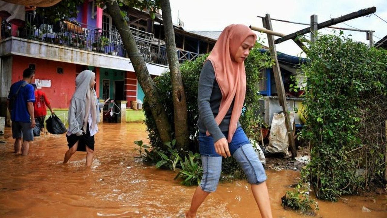 Alih fungsi bantaran Sungai Cimande di Sumedang diduga menjadi penyebab utama banjir yang mengakibatkan sekitar 2.000 jiwa terdampak, menurut Sekretaris Daerah Provinsi Jawa Barat.