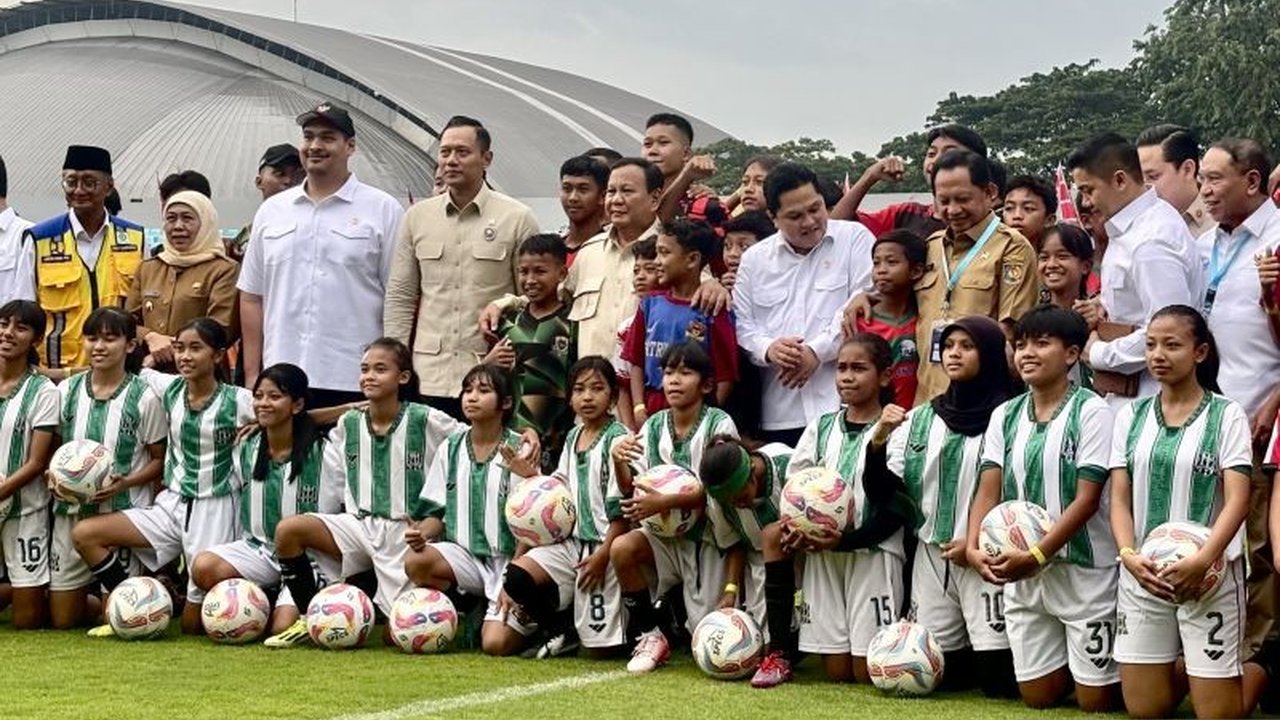 Presiden Prabowo Subianto meresmikan 17 stadion sepak bola yang telah direnovasi dan dibangun baru di berbagai wilayah Indonesia, menandai peningkatan infrastruktur olahraga nasional.