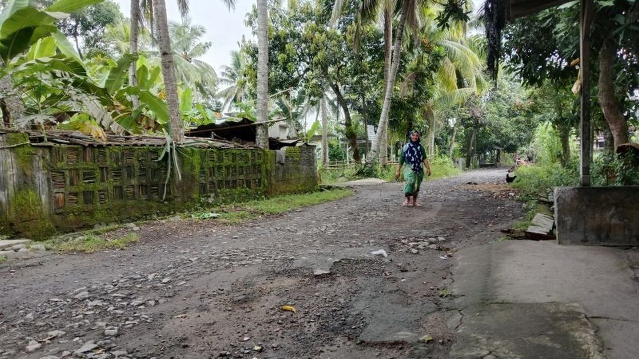 Anggota DPRD Lombok Tengah mendesak Pemkab segera memperbaiki 7 titik jalan kabupaten yang rusak di Praya Timur, yang beberapa diantaranya rusak sejak tahun 2011, serta meminta perhatian pada infrastruktur lainnya.