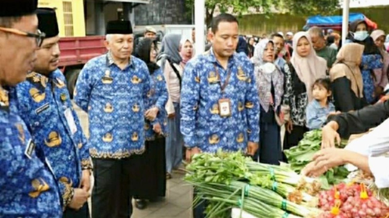 Pemerintah Kabupaten Purwakarta menggelar operasi pasar murah Ramadhan di lima titik untuk membantu meringankan beban masyarakat akibat kenaikan harga sembako.
