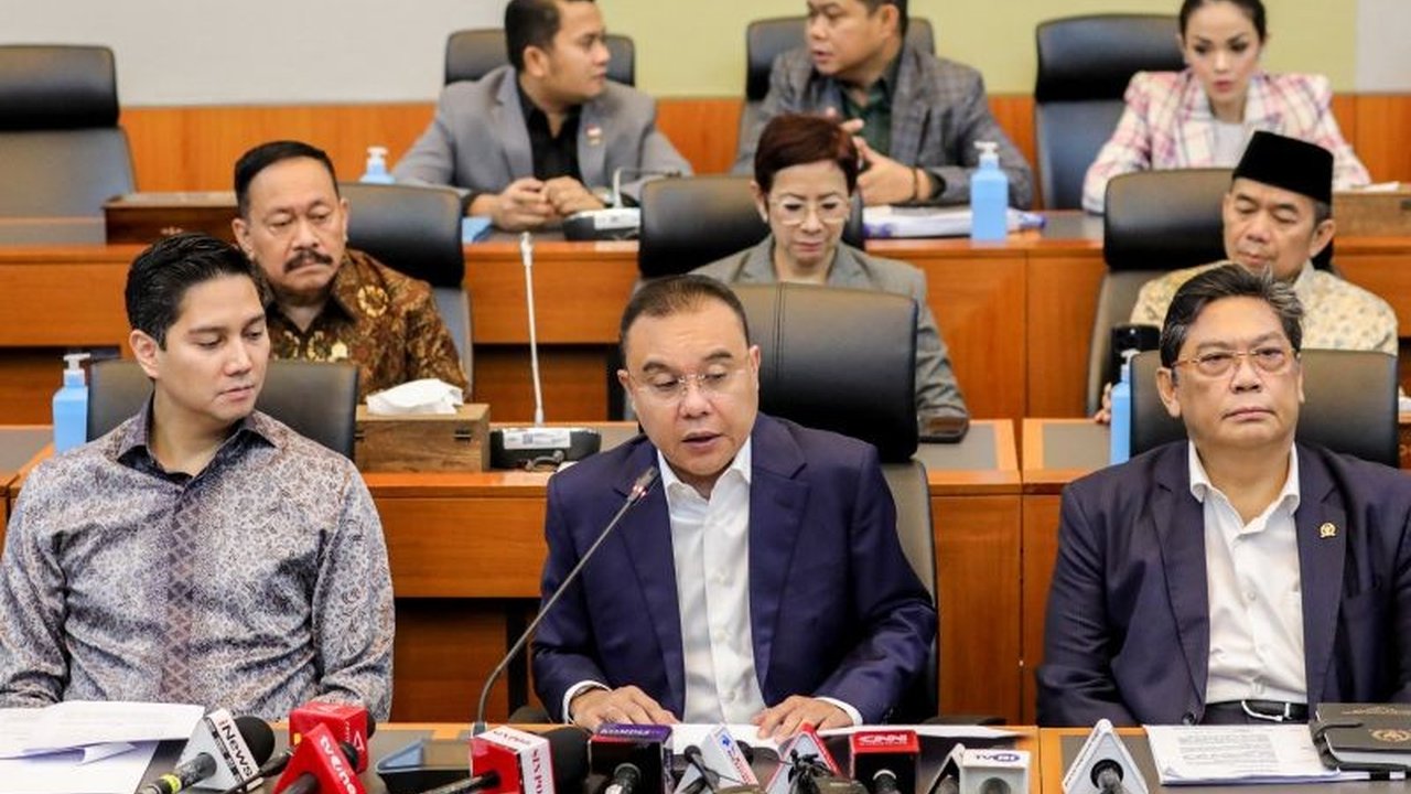 Panitia Kerja DPR RI mengusulkan revisi UU TNI dengan memperpanjang usia pensiun perwira tinggi bintang empat hingga 65 tahun, menimbulkan perdebatan di kalangan publik.