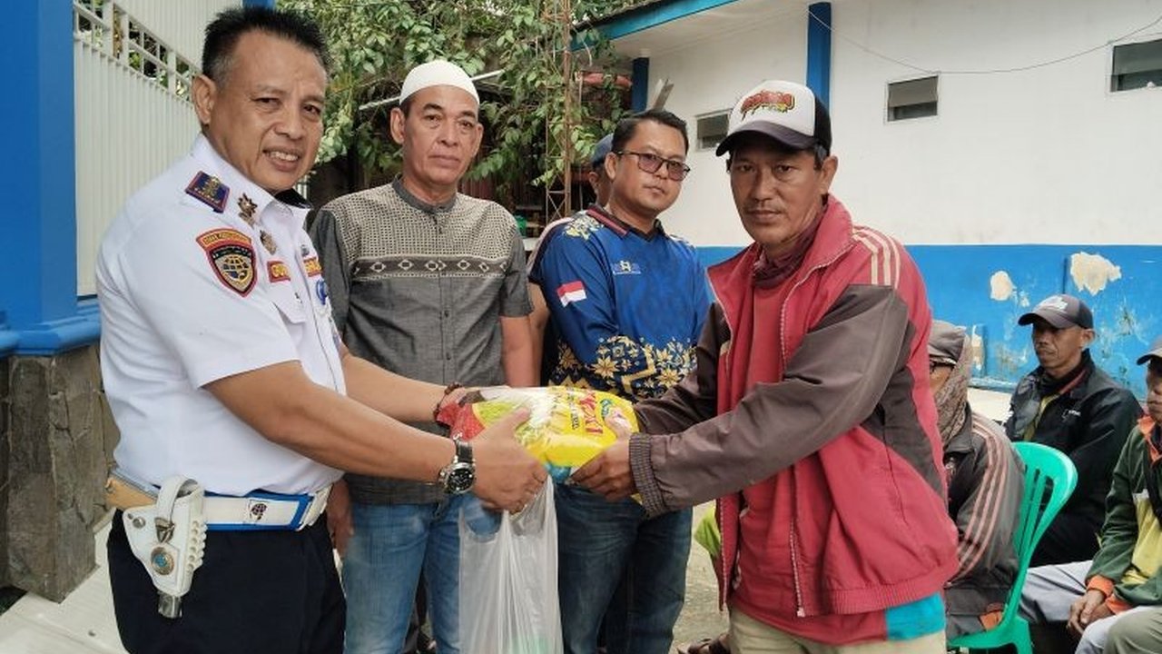 Petugas Terminal Jakabaring Palembang menunjukkan kepedulian sosial dengan membagikan 140 paket beras kepada warga sekitar terminal yang membutuhkan.