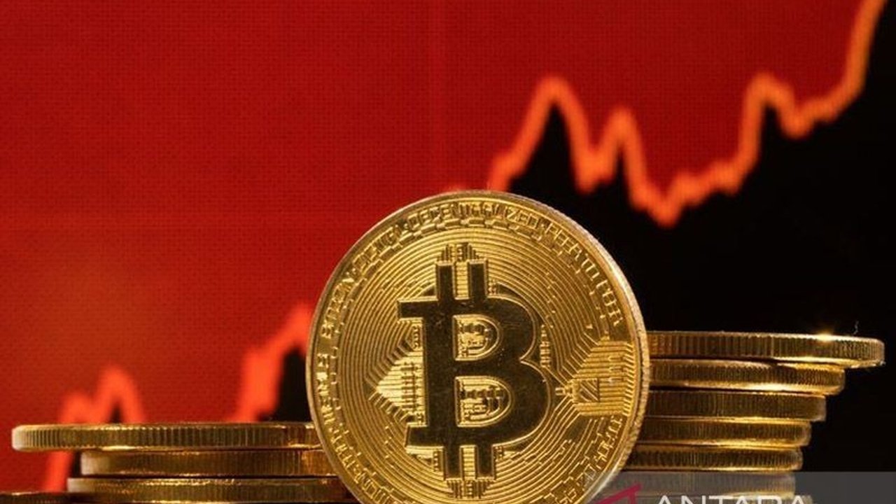 Indonesia dinilai perlu mencontoh strategi Amerika Serikat dalam mengadopsi aset digital, seperti Bitcoin Reserve, untuk mencegah ketertinggalan dalam pengembangan ekonomi digital.