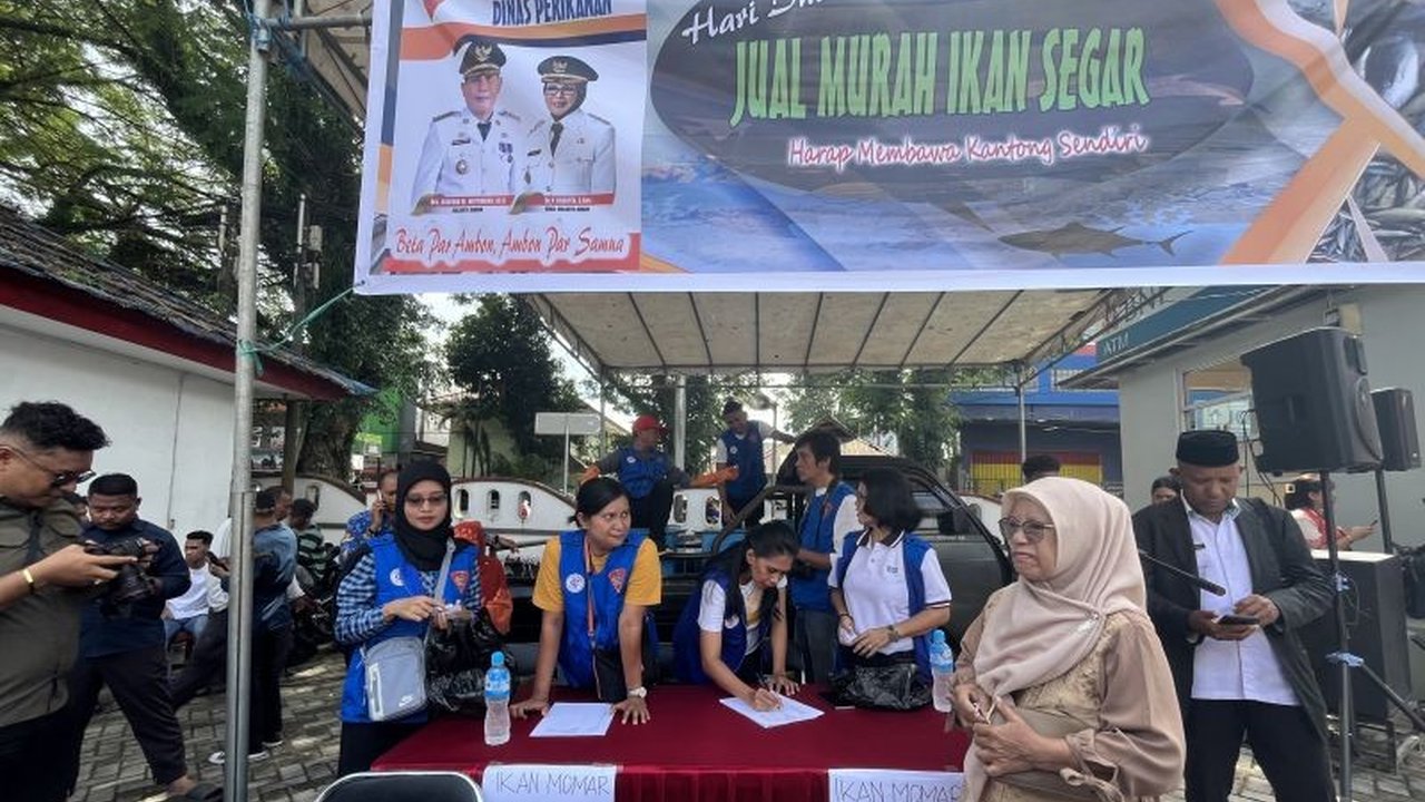 Pemerintah Kota Ambon melalui DKP menggelar operasi pasar ikan murah untuk menekan inflasi dan menjamin ketersediaan protein hewani bagi masyarakat menjelang hari raya keagamaan.