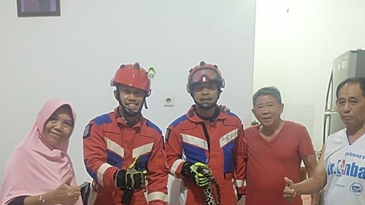 Petugas Damkar Jakarta Barat berhasil mengevakuasi ular sanca sepanjang 2,5 meter yang ditemukan di dalam kloset rumah warga di Tanjung Duren Utara, Senin pagi.