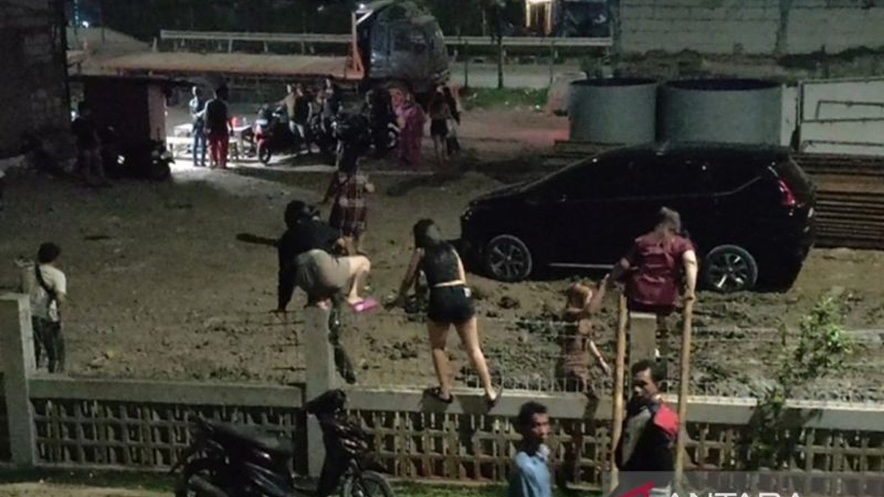 PT KAI Daop 1 Jakarta menduga adanya oknum yang merusak pagar di Gang Royal, Tambora, Jakarta Barat, untuk memfasilitasi bisnis prostitusi liar di lahan milik perusahaan tersebut.