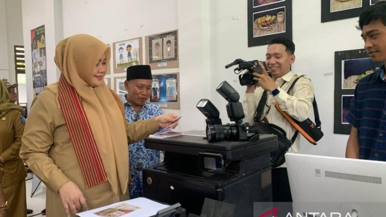 Wagub NTB, Indah Dhamayanti Putri, mengajak masyarakat Lombok Utara untuk bersiap menghadapi perkembangan sektor pariwisata, mencontohkan kesuksesan Bali dalam mengelola pariwisata dan melibatkan sekolah dalam pengembangan sumber daya manusia.