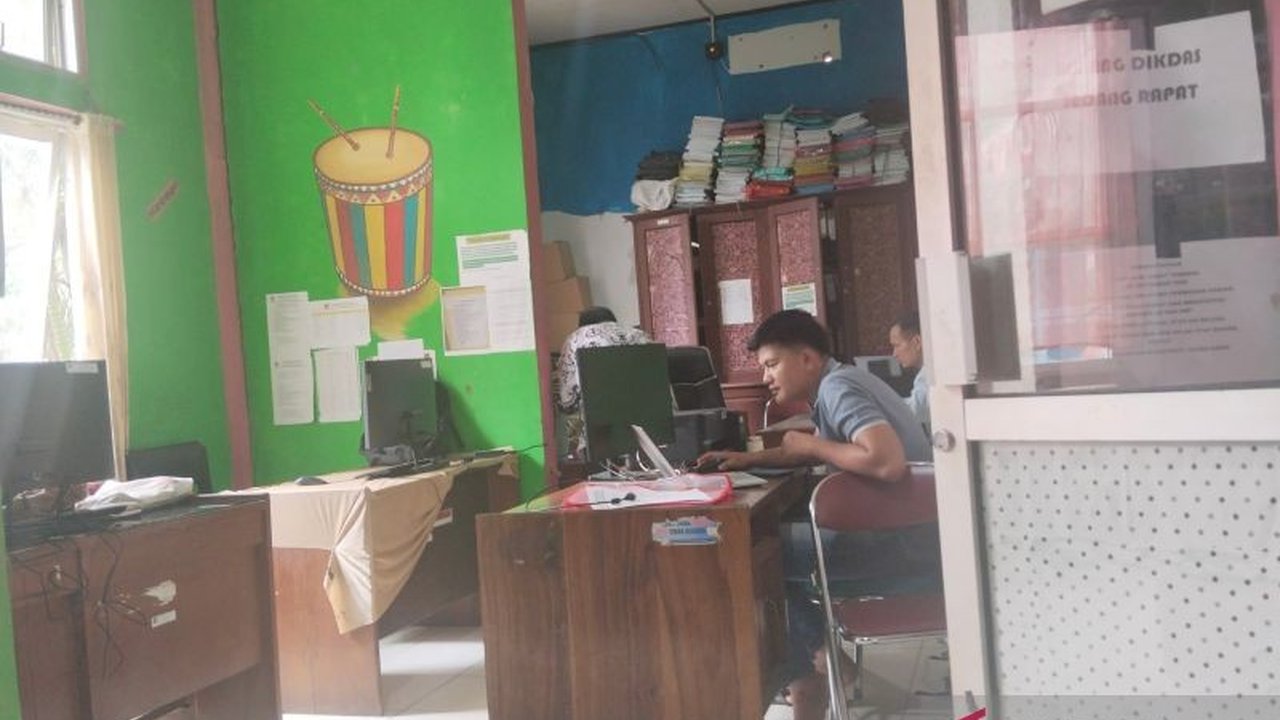 Dinas Pendidikan dan Kebudayaan Mukomuko telah membagikan 598 SK kepada guru dan tenaga honorer non-kependidikan tingkat SD dan SMP, memberikan kepastian kerja bagi mereka sambil menunggu hasil seleksi PPPK 2024.