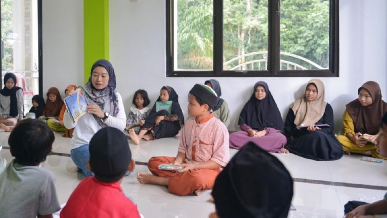 PT Timah Tbk berbagi keceriaan dengan anak yatim di Bangka Barat melalui program Sobat Aksi Ramadan BUMN 2025, memberikan buku, krayon, dan hadiah lainnya.