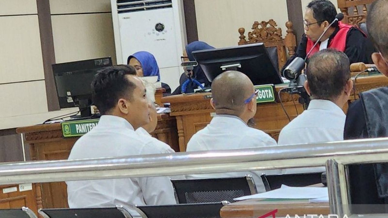 Mantan Calon Wakil Bupati Purbalingga, Zaini Makarim Supriyatno, diadili bersama dua mantan kepala DPUPR karena korupsi proyek Jembatan Merah Sungai Gintung senilai Rp13,2 miliar.