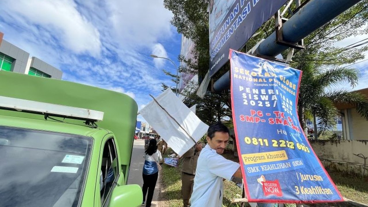 Tim gabungan Pemkot Batam berhasil menertibkan 155 reklame ilegal di ruang terbuka hijau (RTH) yang melanggar Perwako Nomor 50 Tahun 2024, meliputi reklame mini, sign board, dan mini billboard.