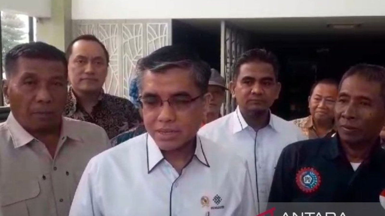 Menteri Ketenagakerjaan, Ida Fauziyah, meninjau penandatanganan kontrak kerja kembali eks-karyawan Sritex yang terkena PHK, menandai babak baru bagi perusahaan tekstil tersebut.