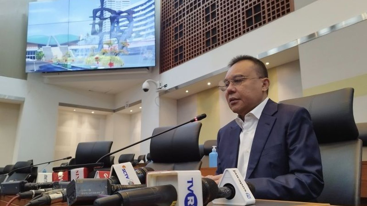 Wakil Ketua DPR RI, Sufmi Dasco Ahmad, membagikan draf RUU TNI untuk klarifikasi publik terkait isu pasal-pasal problematik yang beredar di media sosial.