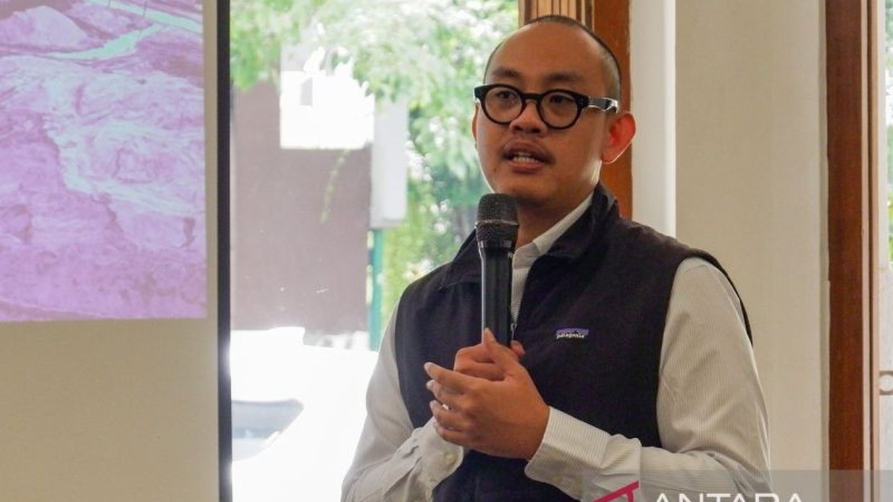 Direktur Eksekutif Celios, Bhima Yudhistira, menyarankan penguatan misi diplomatik Indonesia untuk menemukan pasar ekspor alternatif guna mengurangi dampak perang dagang global, dengan fokus pada riset pasar dan kolaborasi bisnis.