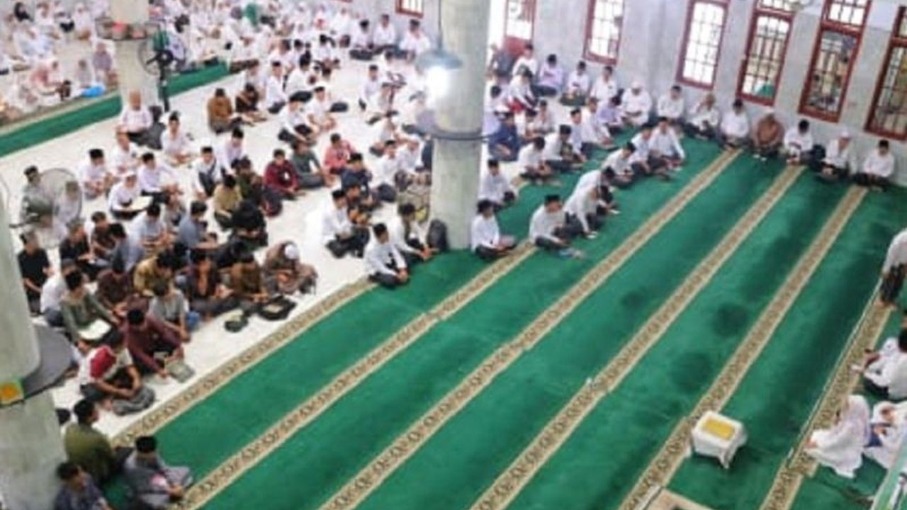 UINSU Medan sukses menggelar Khataman Al-Quran sebanyak 533 kali dalam sehari, mendukung program nasional Kementerian Agama RI dalam rangka memperingati Nuzulul Quran.