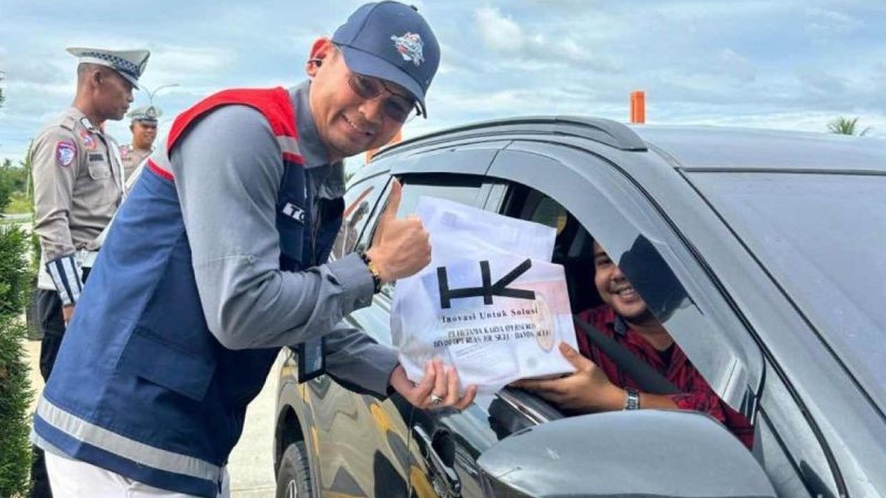 PT Hutama Karya (HK) membagikan takjil gratis setiap Jumat di Tol Sigli-Banda Aceh selama Ramadhan sebagai bentuk apresiasi kepada pengguna jalan.