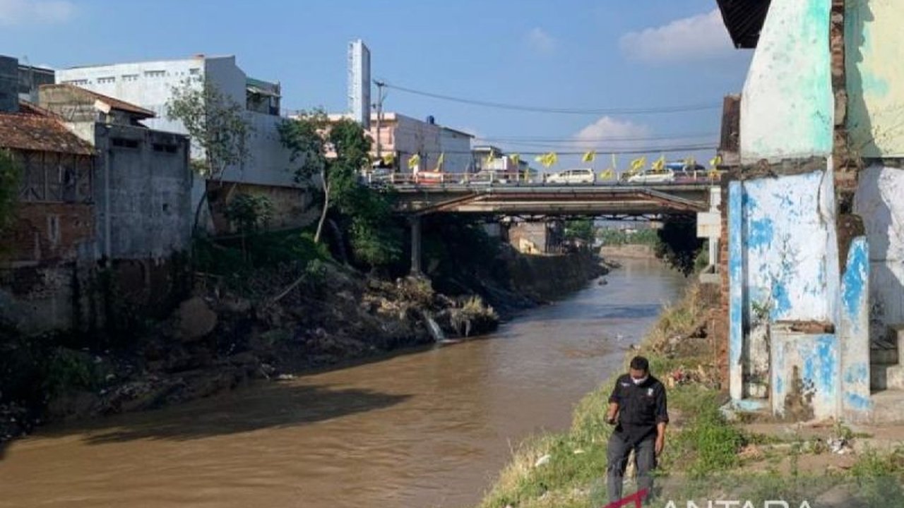 Menteri ATR/BPN Nusron Wahid menegaskan tanah di badan dan sempadan sungai adalah milik negara dan akan disertifikatkan untuk mencegah klaim kepemilikan ilegal.