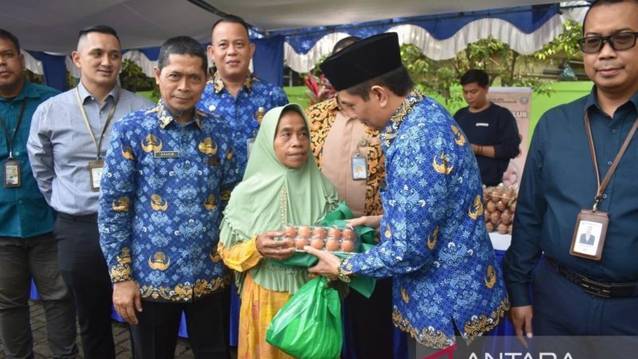 Pemerintah Kota Pontianak menggelar operasi pasar dengan menyediakan 2.500 paket pangan murah berisi beras, gula, dan minyak goreng seharga Rp85.000 per paket untuk meringankan beban warga Kecamatan Pontianak Utara jelang Idul Fitri.