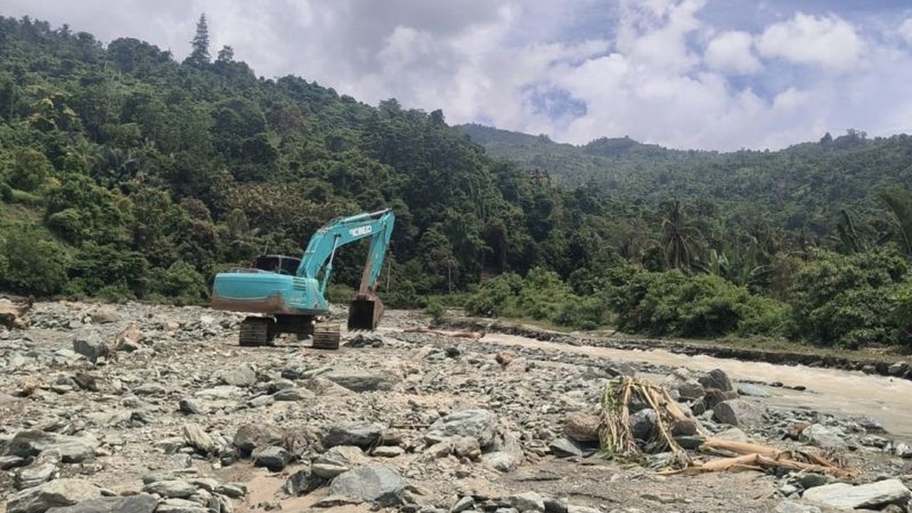 Pemkab Parigi Moutong (Parimo) kerahkan alat berat untuk normalisasi sungai pasca banjir bandang di Kecamatan Palasa dan Tomini, Sulawesi Tengah, guna mencegah banjir susulan dan membantu warga terdampak.
