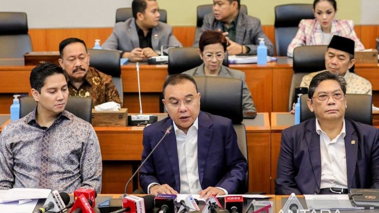 Perdebatan terkait Rancangan Undang-Undang TNI (RUU TNI) memanas, khususnya pasal tentang jabatan sipil bagi prajurit aktif dan perpanjangan usia pensiun, menimbulkan pro dan kontra di masyarakat.