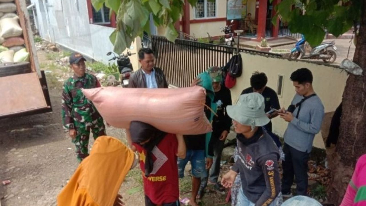 Personel TNI AD mengawal penyerapan gabah petani di Jeneponto, Sulawesi Selatan, untuk memastikan petani mendapat harga sesuai Harga Pembelian Pemerintah (HPP) dan mendukung ketahanan pangan nasional.