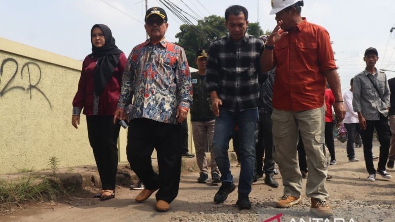 Pemerintah Kabupaten Cirebon akan meningkatkan kualitas 180 kilometer jalan rusak untuk memastikan kelancaran arus mudik Lebaran 2025, dengan fokus pada delapan ruas jalan strategis.