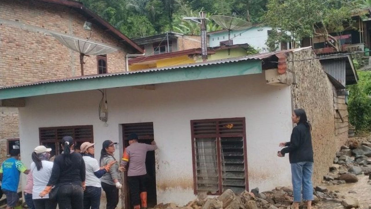 PLN Unit Induk Distribusi Sumatera Utara memastikan pasokan listrik di Parapat, Simalungun, pascabanjir terkendali, meskipun 10 rumah masih mengalami kendala akibat kerusakan instalasi.