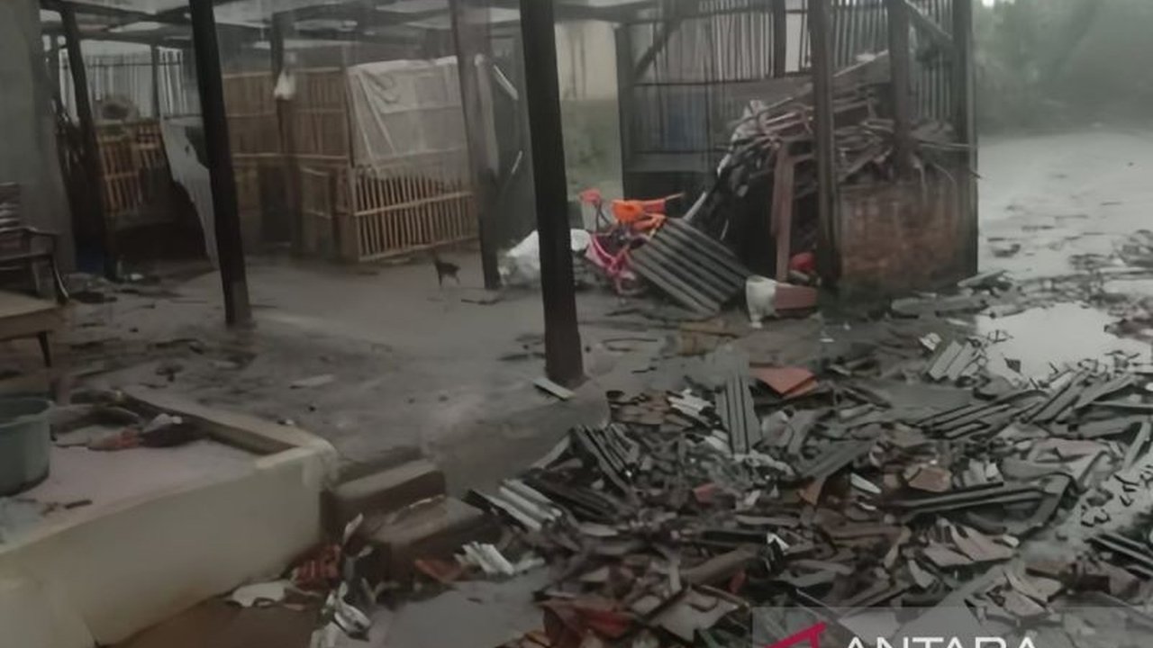 Angin puting beliung menerjang Indramayu, Jawa Barat pada Minggu sore (16/3), mengakibatkan 173 rumah rusak dan kerugian material, namun tidak ada korban jiwa.
