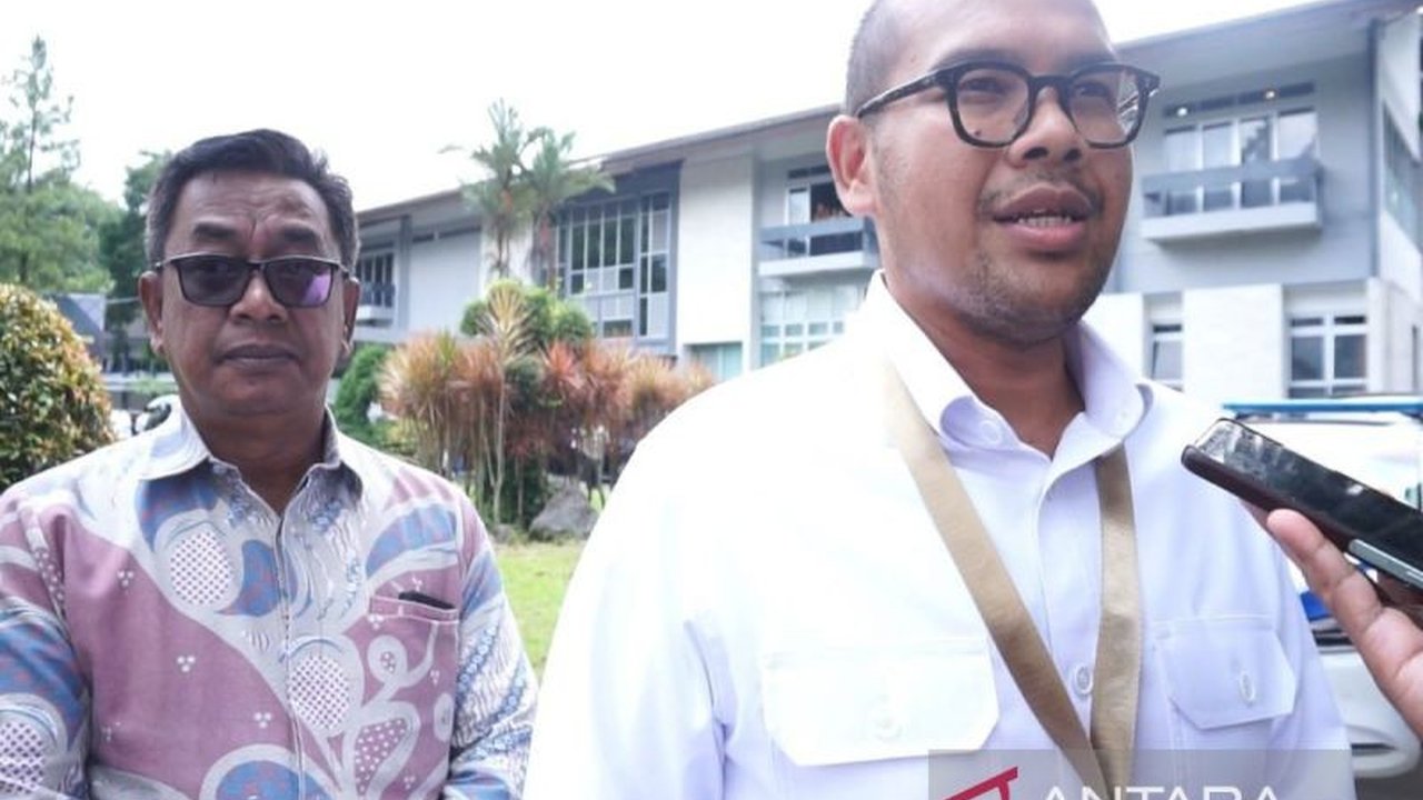 Pemerintah Kabupaten Batang memperbaiki 457 lampu penerangan jalan umum (PJU) rusak untuk mendukung kelancaran arus mudik dan balik Lebaran 2025, dengan upaya mencari solusi pembiayaan alternatif.