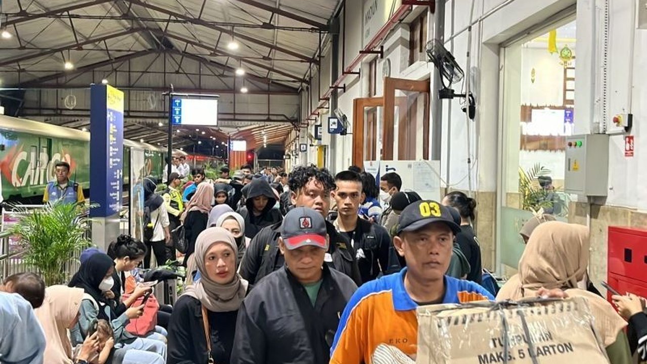 KAI Daop 7 Madiun telah menjual 69.330 tiket kereta api untuk Lebaran 2025, mencapai 82 persen dari total kapasitas, dengan beberapa tanggal keberangkatan bahkan mencapai okupansi lebih dari 100 persen.