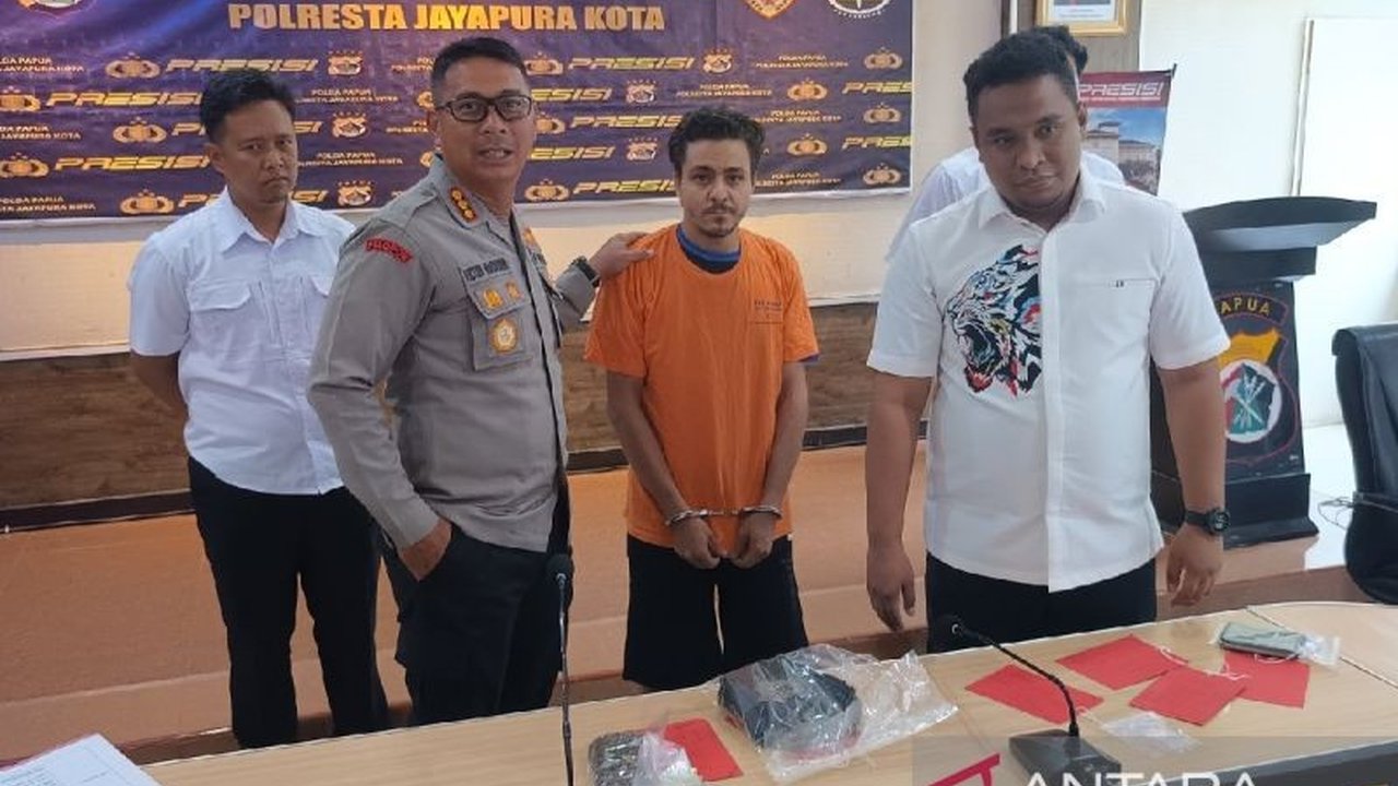 Polresta Jayapura Kota menangkap seorang warga negara Mesir, Elhassan Haries Mohamed Khalil, karena terbukti positif mengonsumsi ganja dan menyimpan ganja seberat 23,52 gram.