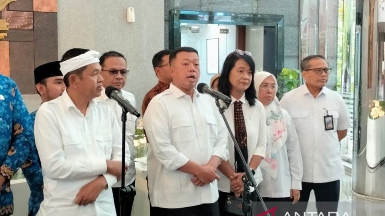 Menteri ATR/BPN Nusron Wahid tekankan pentingnya restorasi sungai di Jawa Barat untuk mencegah banjir, termasuk kompensasi bagi bangunan di bantaran sungai.